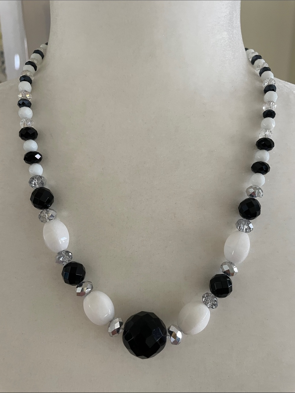 VINTAGE BLACK WHITE & CLEAR CRYSTAL  GRADUATED BEADED STATEMENT NECKLACE Retro